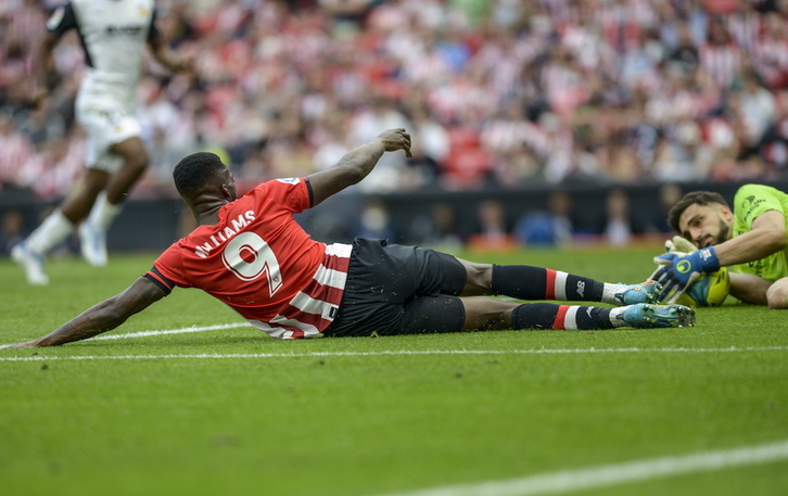 Iñaki Williams y Mamardashvili, los dos grandes protagonistas del partido. El arquero georgiano ha salido vencedor en los numerosos duelos que han mantenido.