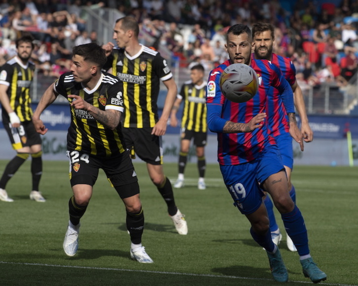 Stoichkov, en una imagen del partido de la semana pasada entre Eibar y Zaragoza, que dio a los armeros su 21ª victoria de la temporada.