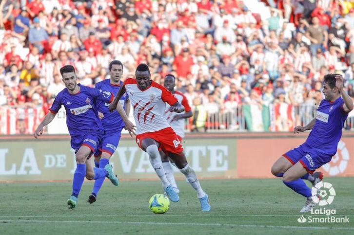 Sadiq, autor del tercer gol almeriense, entra en el área del Amorebieta.