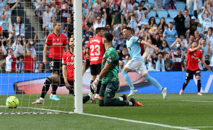Iago Aspas celebra uno de sus goles ante la impotencia alavesista.