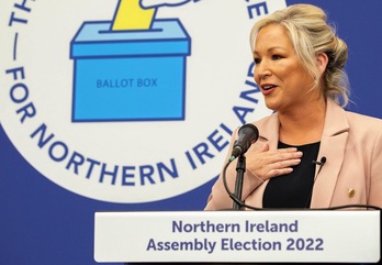 Michelle O'Neill interviene en un acto que ha tenido lugar en Magherafelt, donde Sinn Féin ha seguido este sábado el recuento de votos y reparto de escaños.
