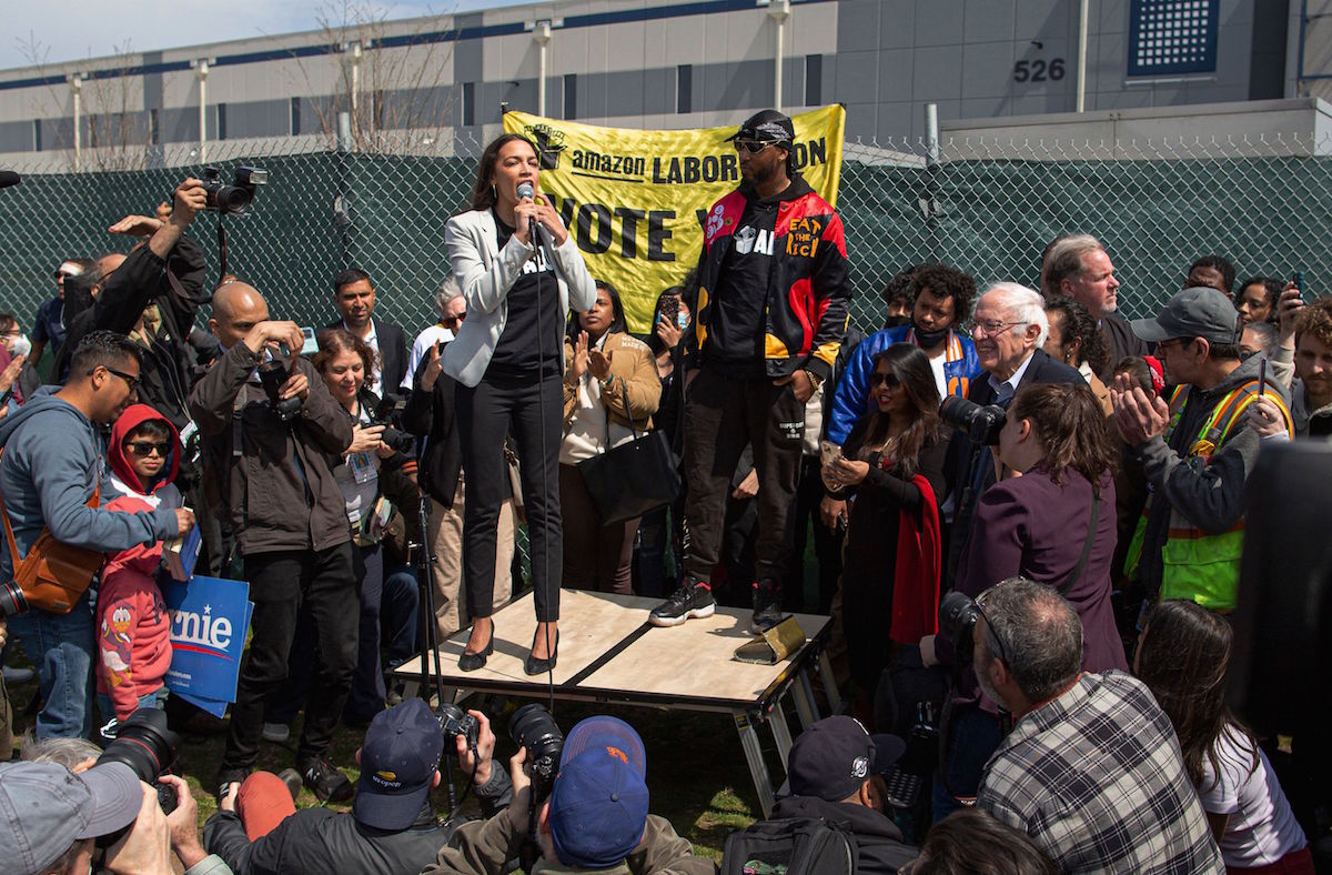 La congresista demócrata Alexandria Ocasio-Cortez y el senador Bernie Sanders en un acto a favor del «Sí» a los sindicatos previo a la votación de los trabajadores. (Kena BETANCUR | AFP)