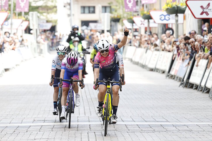 Olivia Baril celebra su triunfo por delante de Ane Santesteban, Mavi García y Jelena Eric.