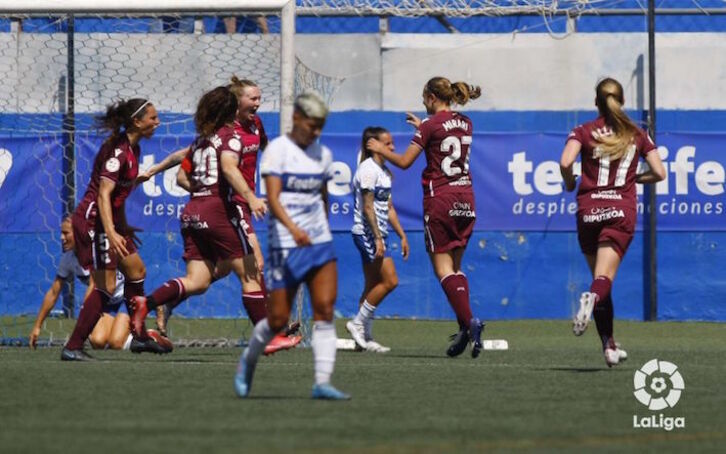Las donostiarras celebran el gol de Mirari, que colocaba el empate en el marcador al filo del descanso.