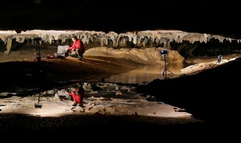 Stephen Alvarez trabajando en la construcción de un modelo 3D de arte rupestre en una cueva del sureste de Estados Unidos.