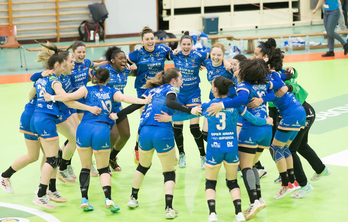 Las jugadoras de Super Amara Bera Bera celebran en la pista su octavo entorchado en Liga, el tercero seguido.