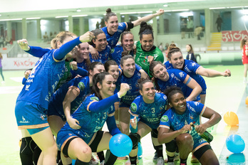 Bera Berako neskak Liga txapelketa ospatzen Xixoneko La Arenan.