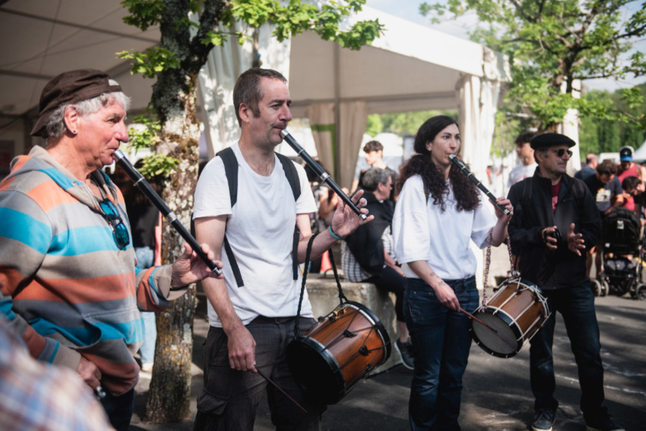 Txistulariak jende artean ibili dira giroa alaitzen. Txistulariak jende artean ibili dira giroa alaitzen.