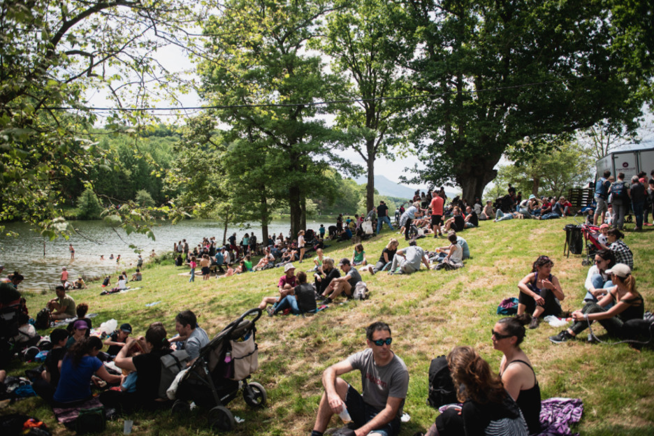 Familiak belarrean eserita, atseden hartzen. Familiak belarrean eserita, atseden hartzen.