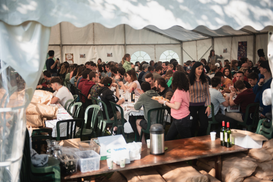 Jantokia, jendez gainezka. Jantokia, jendez gainezka.