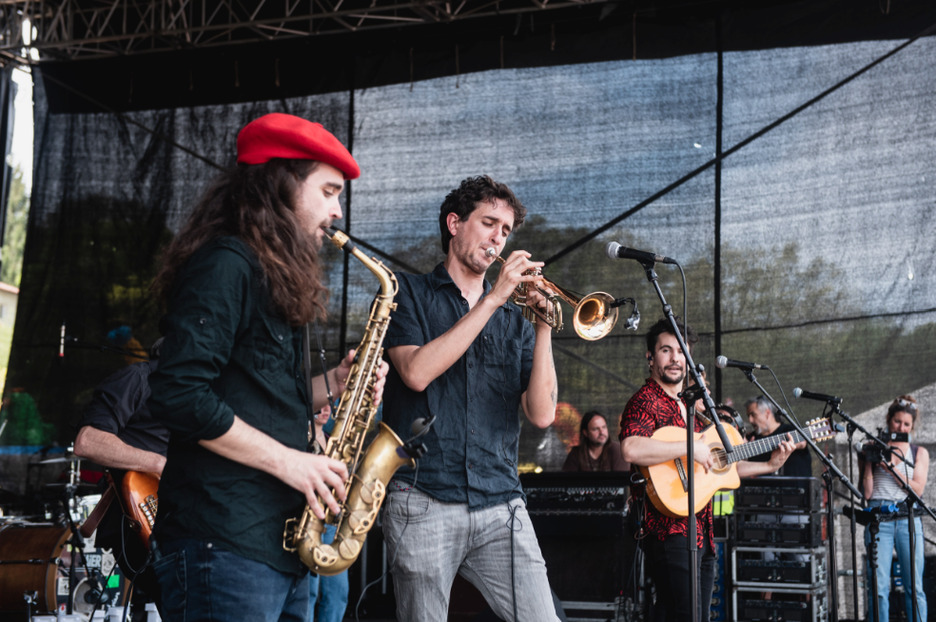 Kilimak taldea oholtza gainean. Kilimak taldea oholtza gainean.