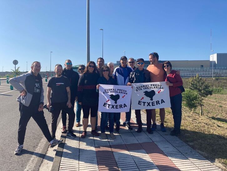 Jesus Mari Altable senide eta lagunekin, aske geratu ondoren.