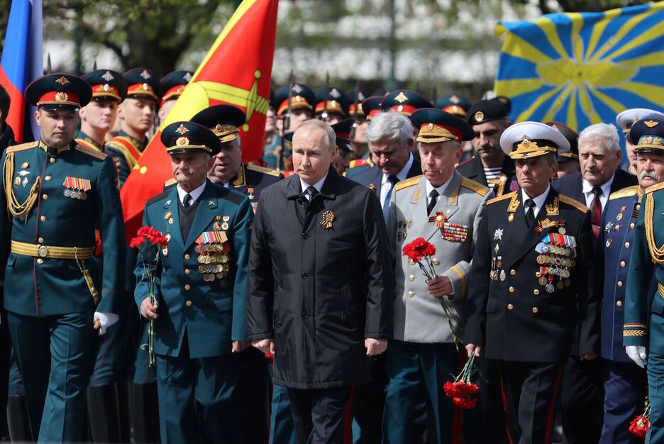Vladimir Putin, rodeado del altos mandos del Ejército, se dirige a la ofrenda floral.