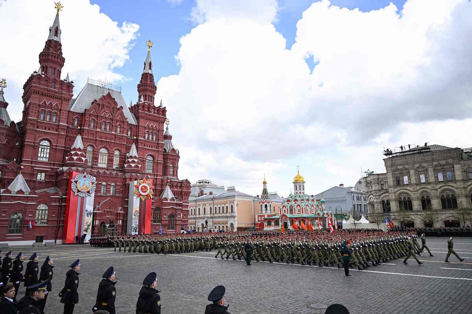 Soldados desfilan por la Plaza Roja de Moscú. 