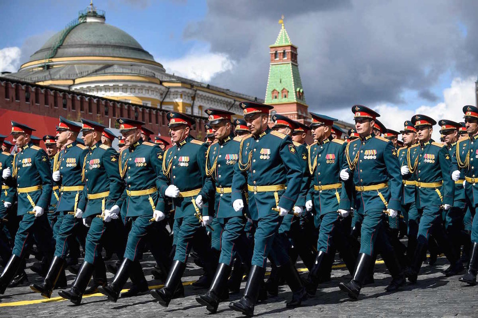 Un grupo de militares desfila por la Plaza Roja.