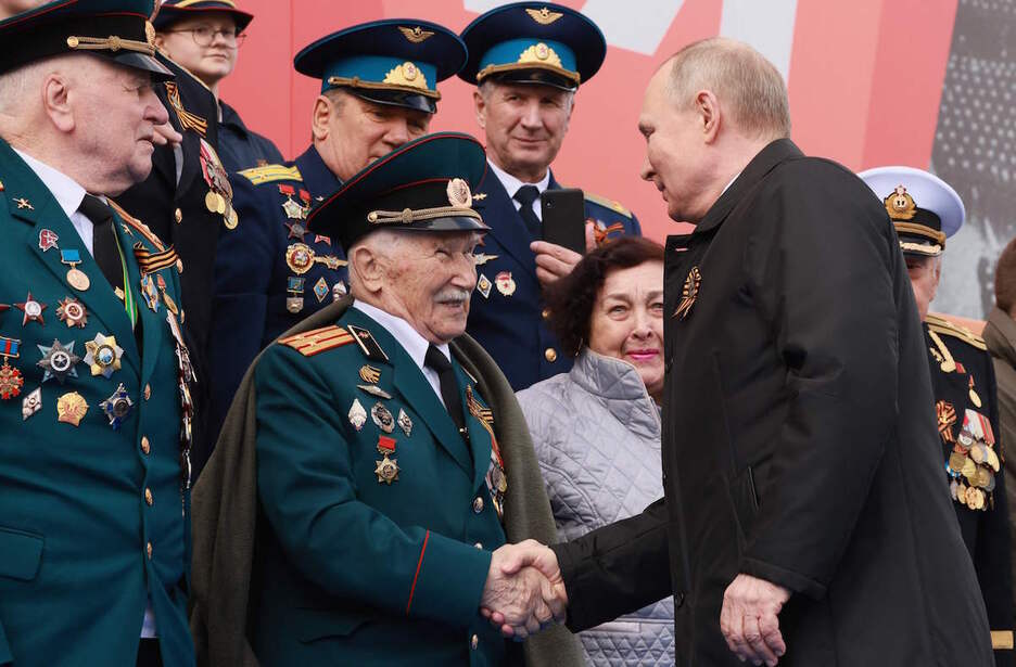 Putin saluda a militares veteranos. 