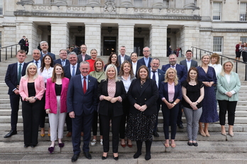 Los electos de Sinn Féin, con Michelle O'Neill a la cabeza, ante el Parlamento norirlandés. 