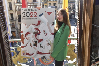 Olaia Merino, con el cartel ‘Beti bezala’ que anunciará los sanfermines.