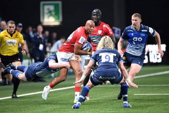 El labrotano Teddy Thomas trata de zafarse de los defensores de Sale Sharks. 