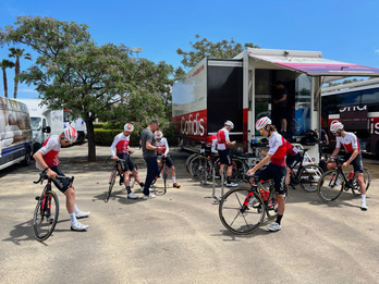 Los corredores del Cofidis, preparados para entrenar antes de la etapa del Etna.