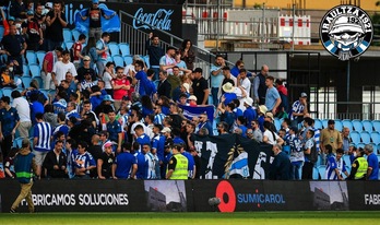 Balaidosera joan ziren Iraultza 1921ko zaleak zelaiari bizkarra ematen. 