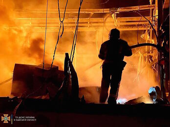 Un bombero ucraniano apaga el fuego provocado por un misil ruso en Odessa.