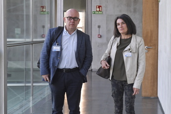 Oihane Goiriena y Gonzalo Boye, a su llegada al Parlamento navarro.
