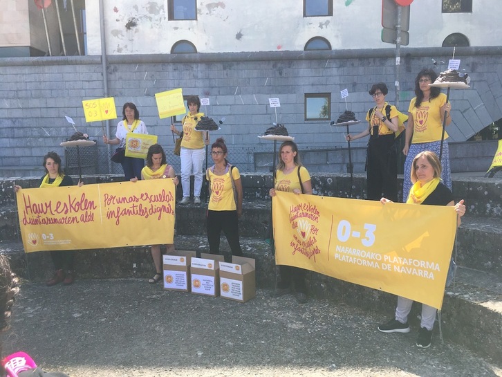 Educadoras infantiles en huelga han denunciado la «política de mierda» del ciclo 0-3 y entregado 30.000 firmas por un cambio en Educación.