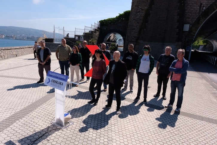 Euskalgintzako ordezkari ugari Donostiako Antiguako tunelaren ondoan elkartu da, maiatzaren 21ean toki beretik abiatuko den ‘Aurrera Euskara’ manifestazioarekin bat eginez.