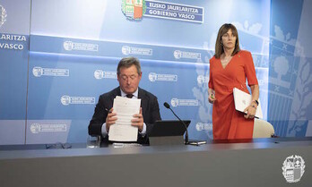 La vicelehendakari segunda y consejera de Trabajo y Empleo, Idoia Mendia, ha presentado el nuevo proyecto de ley junto al portavoz del Gobierno.