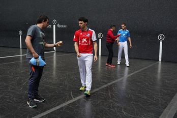 Altuna eta Laso, finalerdietako material aukeraketan, Bizkaia pilotalekuan. 