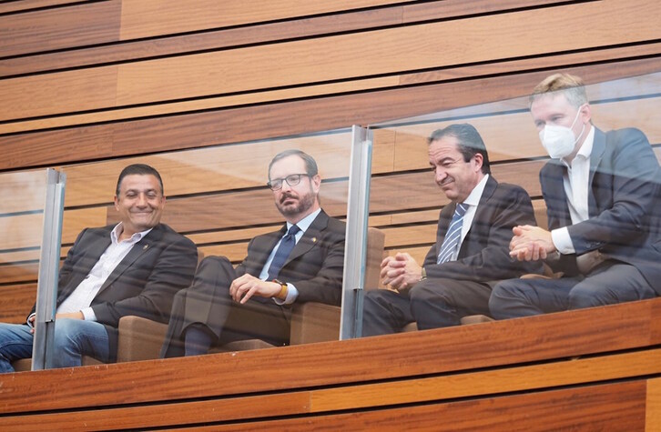 Javier Maroto aguarda el resultado de la votación en la tribuna de invitados de la Cámara autonómica. 