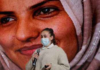 Naroa Zabaleta presentando su trabajo ‘Mejora de la seguridad de las mujeres en el campo de refugiados de Lesbos’