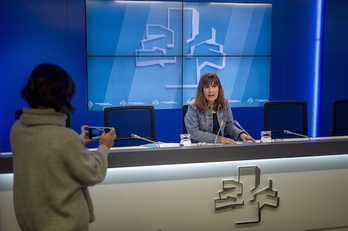 La parlamentaria de EH Bildu, Nerea Kortajarena, en una rueda de prensa en el Parlamento.