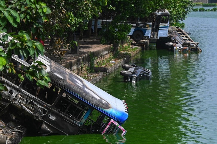 Buses y coches destrozados durante las protestas contra el régimen pro-chino de Sri Lanka.