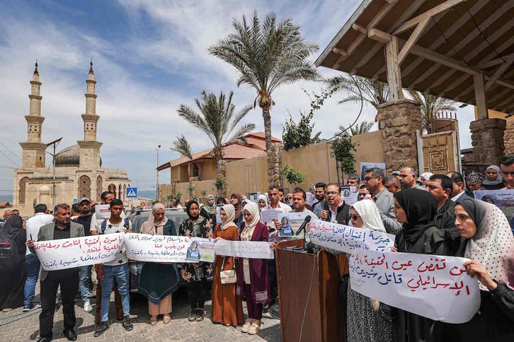 Protesta en Gaza en denuncia por la muerte de una periodista por disparos israelíes.