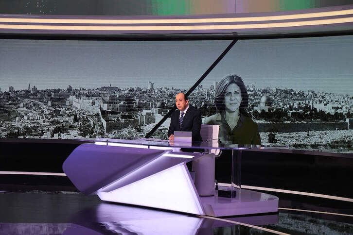 Informativo de Al Jazeera dando cuenta de la muerte de su periodista. 
