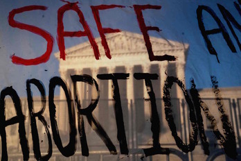 La Corte Suprema de EEUU vista a tráves de un cartel que pide el aborto seguro. 