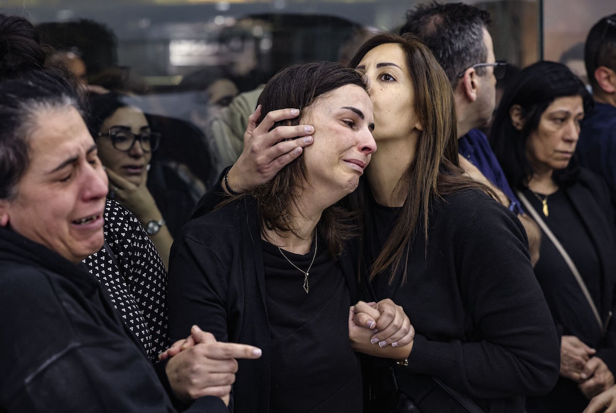 Compañeras de la periodista lloran en Ramallah. (Abbas MOMAMI/FRANCE PRESSE)