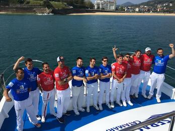 Los puntistas participantes posan en la presentación.