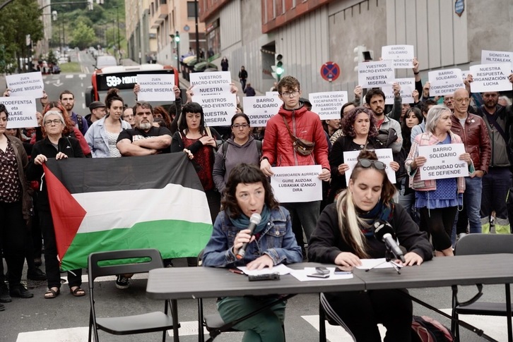 Vecinos de Bilbo Zaharra y Alde Zaharra han lucido banderas palestinas en la concentración de este miércoles.