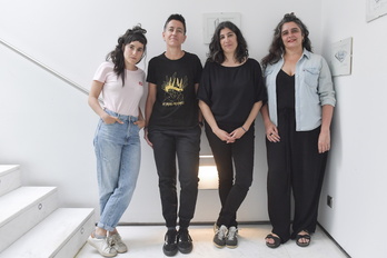 Amaia Zufia, Gracia Trujillo, Nerea Barjola e Irantzu Varela, antes de la charla.