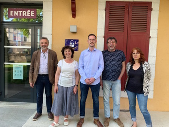 Iñaki Echaniz (au centre) entouré de son équipe de campagne