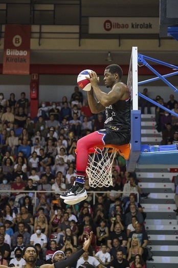 «Flip» White, saski gainera igo eta jeitsi nahi ezta.