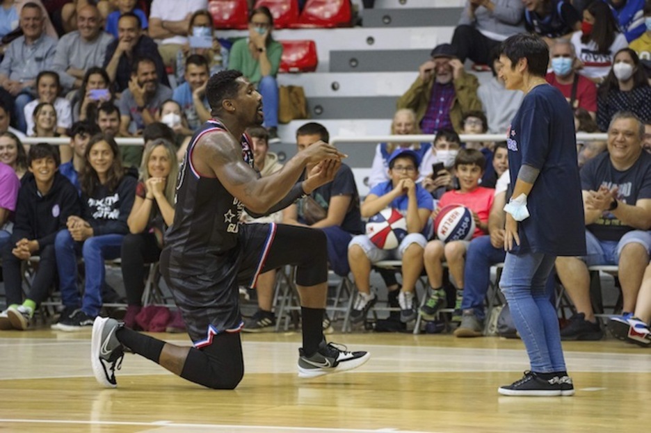 «Thunder» Law, ikusle baten eskua eskatzen. Senarrarekin ere dantza egin du.