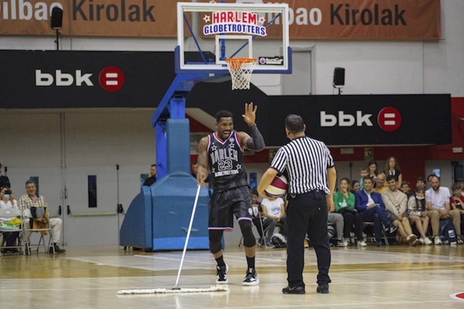 «Thunder» Law epaile jaunarekin txantxetan.