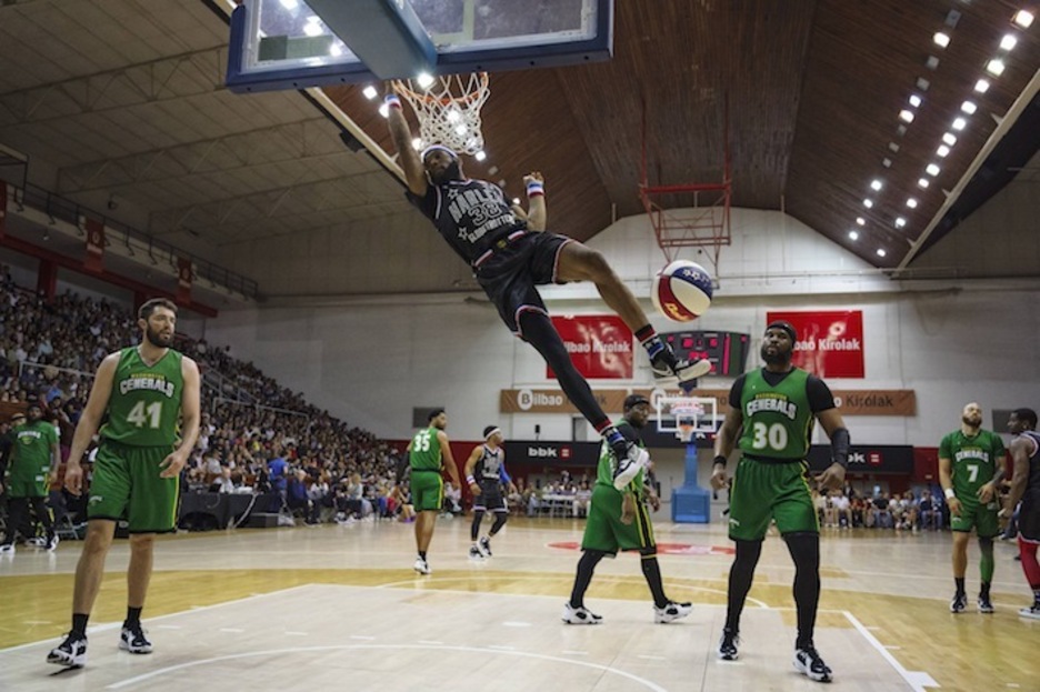 Beste balentria fisiko bat airean.