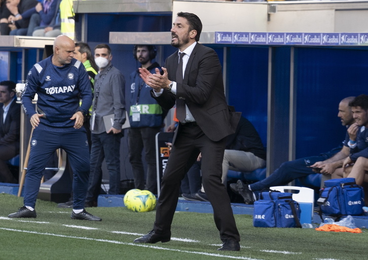 Julio Velázquez ha sido el tercer entrenador del Alavés esta temporada.