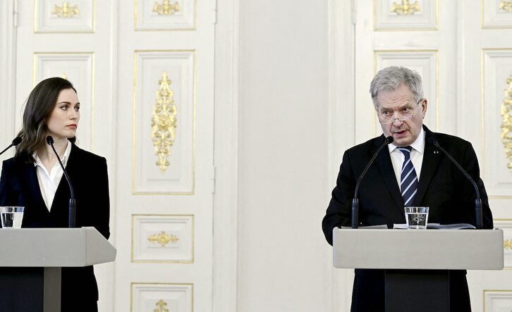 La primera ministra finlandesa, Sanna Marin, y el presidente, Sauli Niinistö, en una comparecencia al inicio de la invasión de Ucrania.
