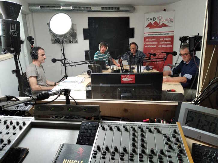 Oloron irratian ordubetez eztabaidan aritu ziren Egoitz Urrutikoetxea eta Julien Lassalle.